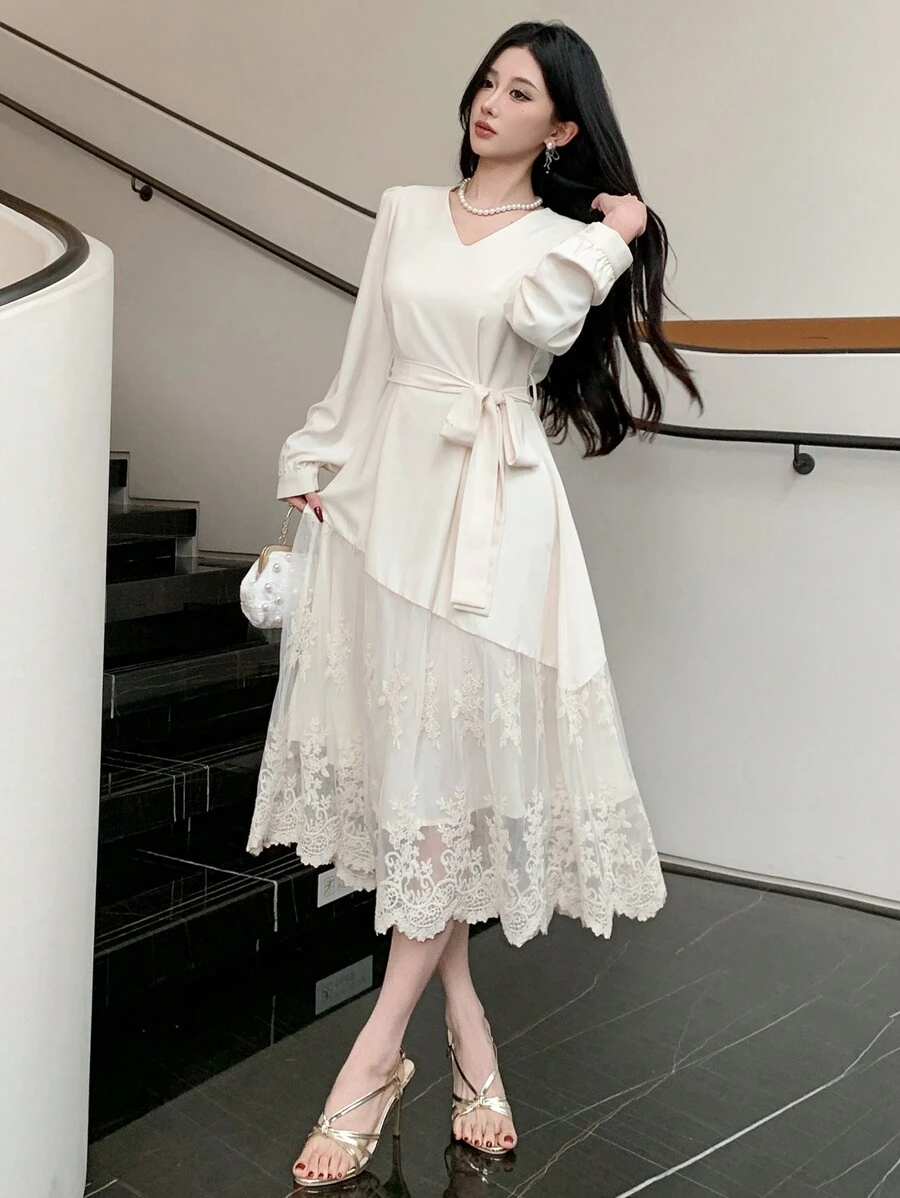 DAZY V领蕾丝拼接腰带装饰中长优雅连衣裙，适合春季婚礼宾客服装舞会礼服，秋季服装长袖连衣裙 - 米色 - 查看 1