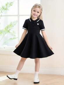 SHEIN Explorewe 女童学院风心形印花 Polo 领短袖连衣裙，适合返校季、运动装、夏季 - 黑色 - 查看 7