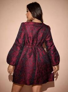 SHEIN Unity 大码优雅高端系带宽松 A 字型浪漫提花女士派对礼服，情人节勃艮第色女士装 - 酒紅色 - 查看 2