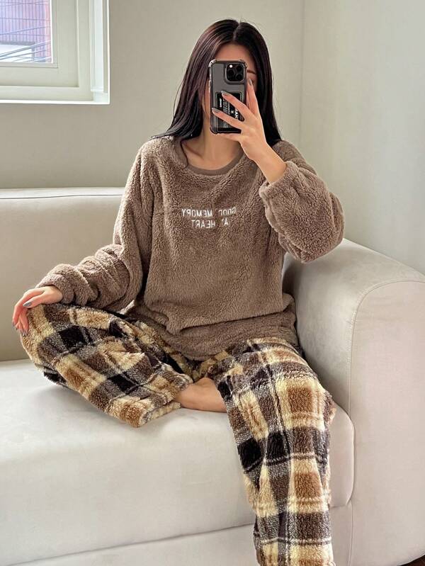DAZY 法兰绒加厚字母刺绣上衣和格子裤蓬松睡衣套装，秋冬舒适保暖装