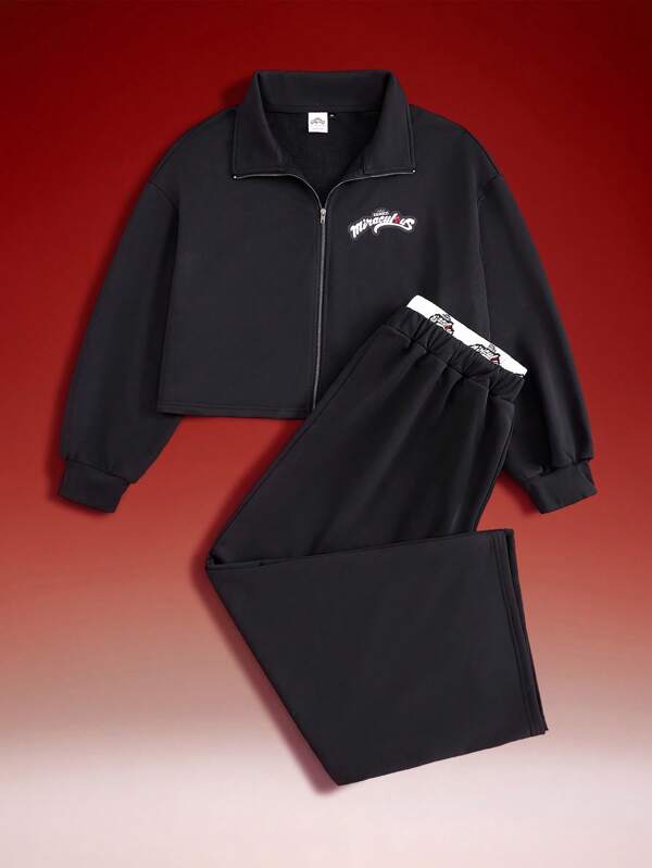 Miraculous Ladybug X SHEIN Conjunto de 2 piezas de talla grande: Chaqueta de cuello cuadrado casual y fresca + Pantalón de pierna ancha con doble cinturilla, con estampado de letras de dibujos animados en negro, apto para Navidad y Nochevieja