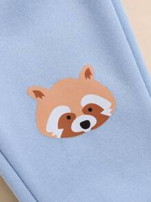 SHEIN Playful Pals Ten ubranko dla noworodka-chłopca z kreskówkowym wzorem szopa składa się z bluzki i spodni, zaprojektowane z uroczym wzorem szopa, wykonane z wysokiej jakości materiałów i o przemyślanym wzornictwie, aby zapewnić wygodę i modę, odpowiednie do noszenia na co dzień lub na specjalne okazje. - Jasnoniebieski - Zobacz 5