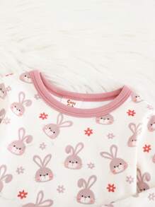 Cozy Pixies Pijama de 2 piezas para bebé niña con parte superior de manga larga de cuello redondo y pantalones estampados con conejo de dibujos animados en colores contrastantes - Multicolor - Ver 5