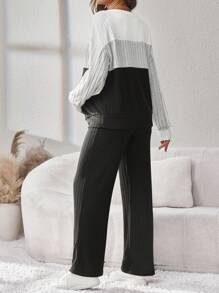 SHEIN Conjunto de 2 piezas de maternidad: Suéter de punto de color contrastante y pantalones de unicolor, casual