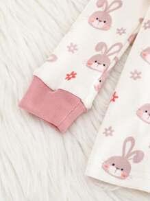 Cozy Pixies Pijama de 2 piezas para bebé niña con parte superior de manga larga de cuello redondo y pantalones estampados con conejo de dibujos animados en colores contrastantes - Multicolor - Ver 6