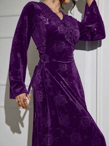 Al Najma 勃艮第红色女士天鹅绒压花 3D 花朵领结阿拉伯风格连衣裙，端庄 - 紫色 - 查看 6