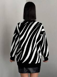 EURMUSE 女士休闲撞色条纹落肩毛衣，秋冬季 - 黑與白 - 查看 2