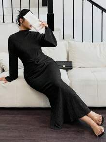 Rometta 大码女式优雅黑色高领纹理扭腰修身喇叭袖连衣裙，秋冬长款女装 - 黑色 - 查看 5