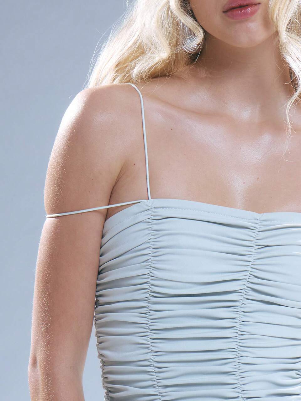Dehnbares, extrem gerafftes Mini-Kleid für Frühling und Sommer, perfekt für Ausgehabende