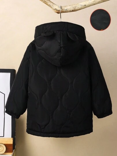 一件男童休闲可爱学院风基础款连帽外套，舒适宽松保暖黑色长款羽绒服，适合返校、校服、幼儿园、生日派对、晚宴、婚礼、洗礼、开学典礼、日常穿着、旅行、运动、秋冬季等场合。