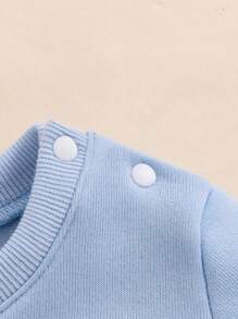 SHEIN Playful Pals Ten ubranko dla noworodka-chłopca z kreskówkowym wzorem szopa składa się z bluzki i spodni, zaprojektowane z uroczym wzorem szopa, wykonane z wysokiej jakości materiałów i o przemyślanym wzornictwie, aby zapewnić wygodę i modę, odpowiednie do noszenia na co dzień lub na specjalne okazje. - Jasnoniebieski - Zobacz 7