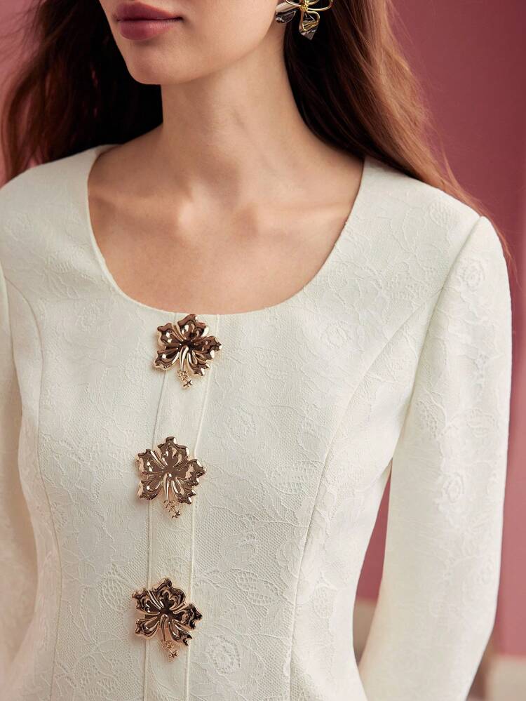 VESTIDO COM DECORAÇÃO DE BOTÕES ESTRUTURADOS