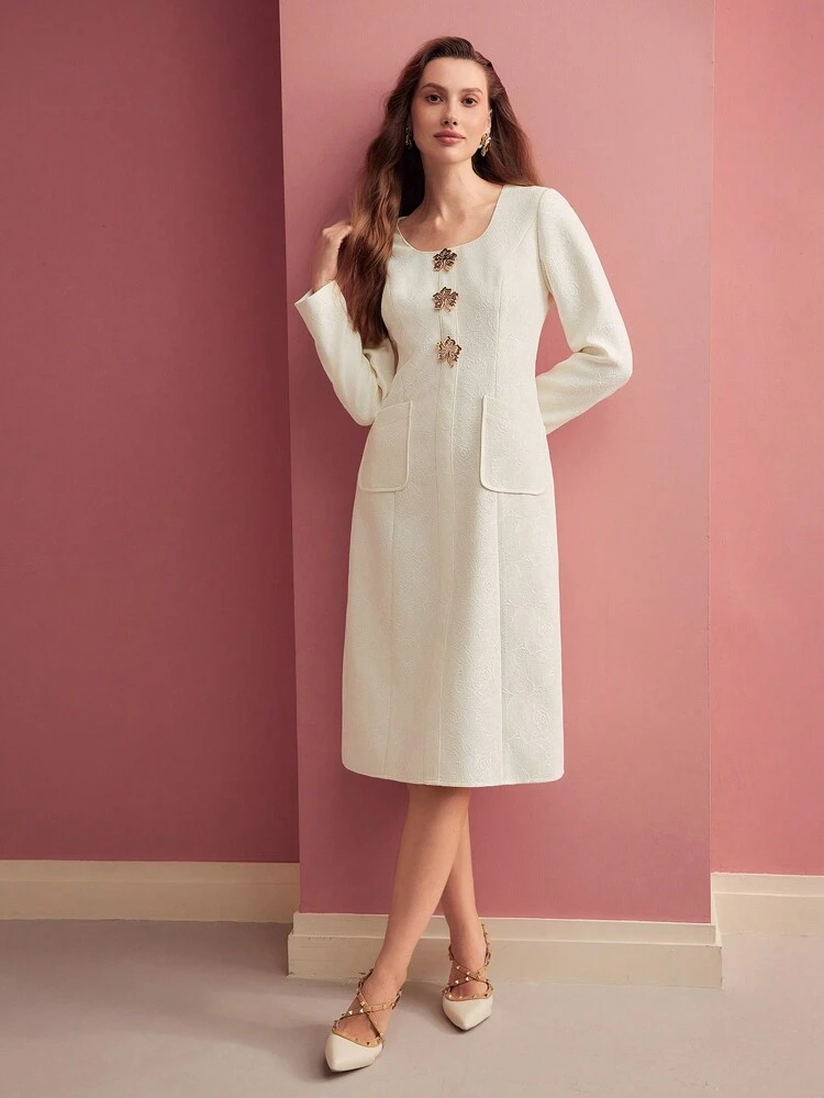 VESTIDO COM DECORAÇÃO DE BOTÕES ESTRUTURADOS