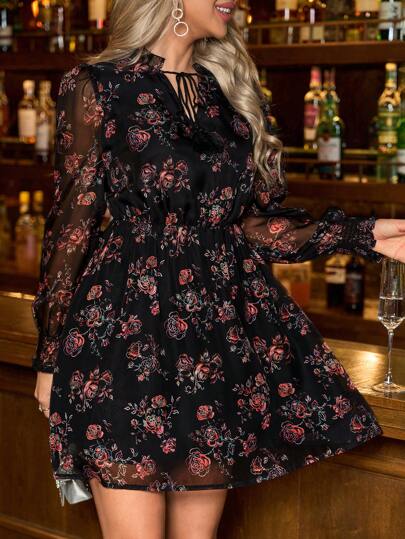 Gownix Vestido corto ajustado con cuello en V, estampado floral rojo y cordón en la cintura para mujer - Nuevo atuendo para mujeres en Año Nuevo, atuendos de vacaciones, vestido de Año Nuevo para mujer