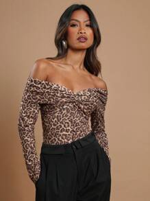 SHEIN X ELOISA & ORSON COSMINA Body de manga larga con hombros descubiertos, con estampado de leopardo y diseño retorcido, de estilo casual y minimalista para mujer