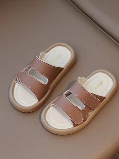 1双棕色钩环软底时尚拖鞋，适合幼儿/婴儿