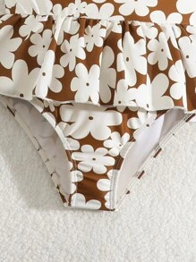 Conjunto de niña con traje de baño de una pieza, sombrero ancho y vestido de playa estampado