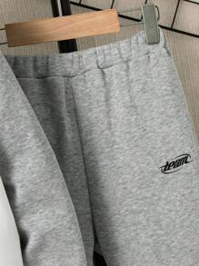 SHEIN Bộ 2 quần nỉ có mũ trùm đầu và quần nỉ họa tiết tiếng Anh mềm mại và dày, thoải mái và thời trang, đa năng cho bé trai, thích hợp cho bé trai mặc khi trở lại trường, mặc hàng ngày, mặc ngoài trời và chơi thể thao vào mùa thu/đông - Xám - Xem 5