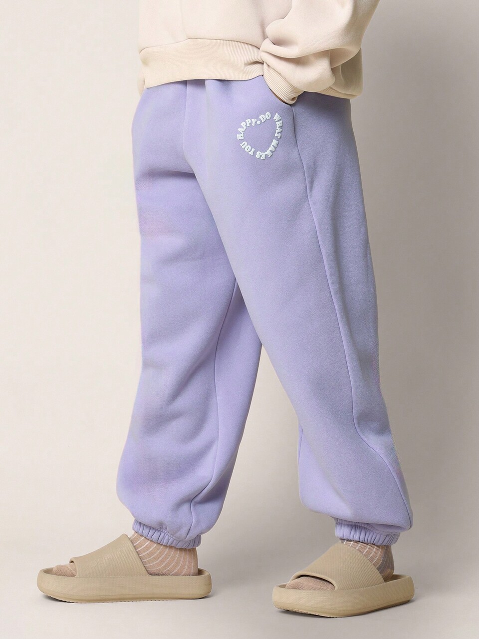 ハッピーフェイスプリントのクロップドパーカーとジョガースウェットパンツ