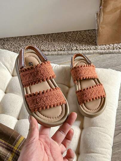 1 双女童平底凉鞋，棕色，舒适钩环扣，百搭波西米亚风格沙滩鞋