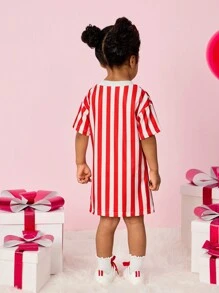 SHEIN 女婴红色竖条纹情人节新年字母印花连衣裙，可爱又温暖，适合外出、聚会、新年和情人节穿着 - 紅白色 - 查看 2