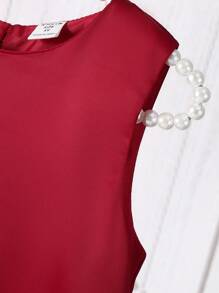 SHEIN Glamorique Kids 1 Stück Elegantesärmeloses Kleid mit großer Blumen-Schleife für Kleine Mädchen als Blumenmädchen, geeignet für Hochzeit, Party, Aufführung im Sommer. Das Kleid ist aus Satin gefertigt, dekoriert mit abnehmbarer Mädchen-Schleife und großer Blume am Saum, verkörpert Eleganz und Anmut, perfekt für Bankette und Bühnenauftritte.