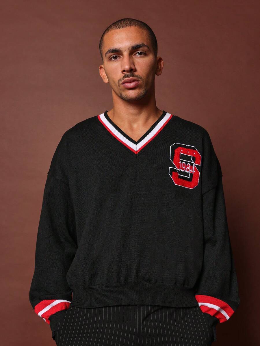 SUMWON 大学字母学院标志针织毛衣罗纹饰边 V 领运动衫 1984 复古运动校园风格落肩宽松版型秋冬 - 黑色 - 查看 1