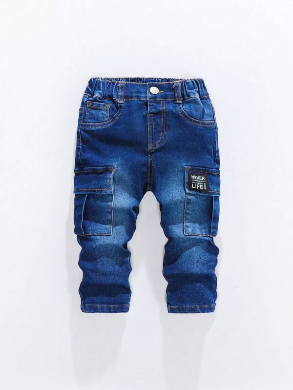 Pantalones vaqueros cargo elásticos de estilo callejero vintage para bebés niños, con múltiples bolsillos, estampado de letras inglesas, color azul oscuro lavado