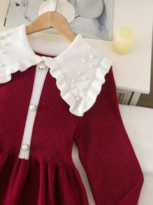 Robe-pull pour filles préadolescentes avec col oversize décoré de perles de faux, élégant et , couleur rouge angora à la mode, tissu doux et chaud. La conception côtelée ajustée ajoute de la sophistication, les couleurs contrastées et les perles de faux rehaussent la texture, convient pour un usage casual, les fêtes et les réunions de famille. Vivant et mignon, met en valeur les icônes de mode pour les filles.