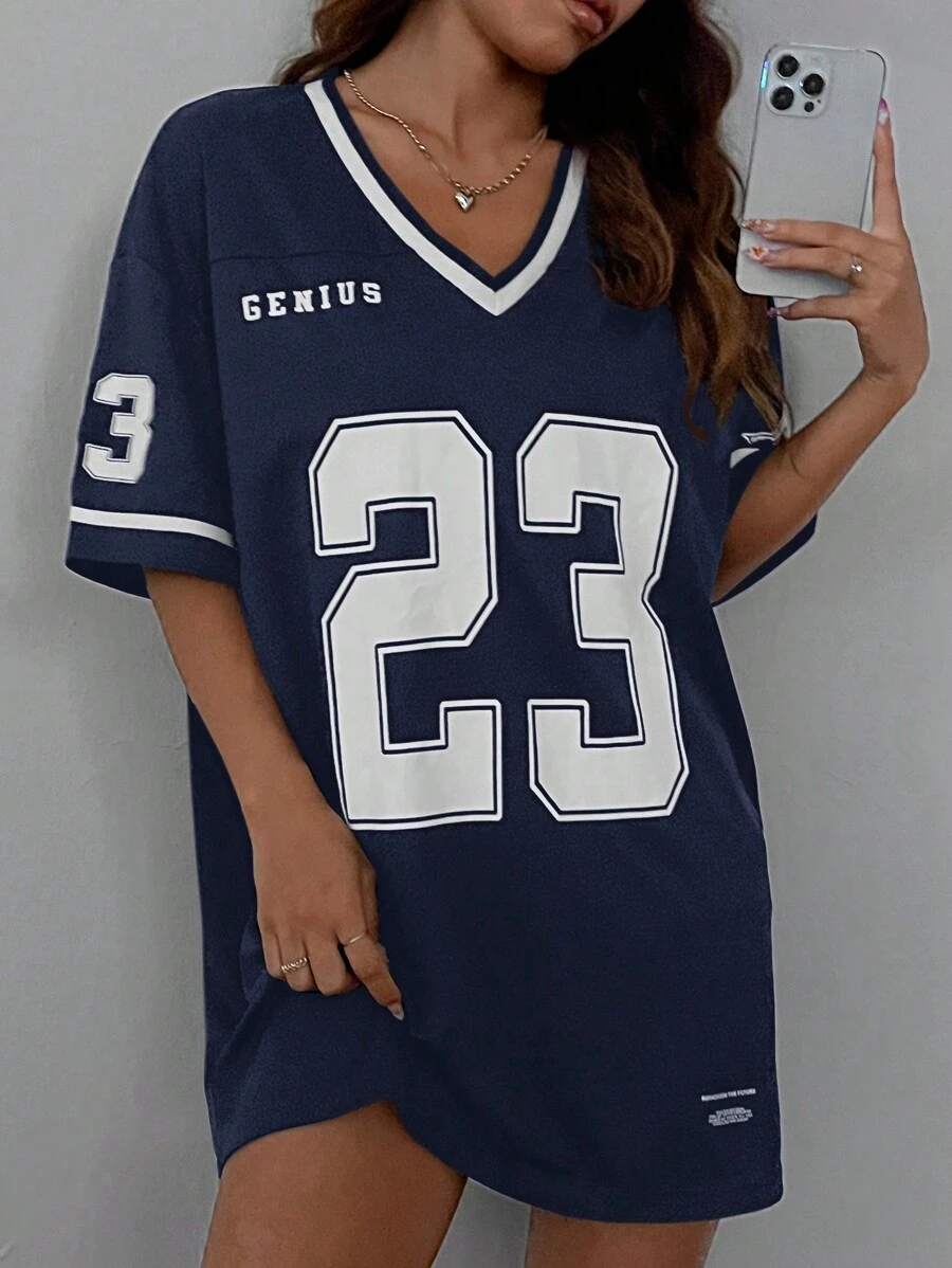 SHEIN EZwear 夏季休闲运动字母数字图案宽松V领短袖T恤裙，藏蓝色超大款针织衫连衣裙，女士运动衫，Y2K风格女士运动上衣，23号女士T恤，超大款T恤裙，棒球衫，女士T恤裙，女士运动裙，运动裙，足球裙，女士服装，女士折扣性感针织衫超大款连衣裙 - 藏蓝色 - 查看 1