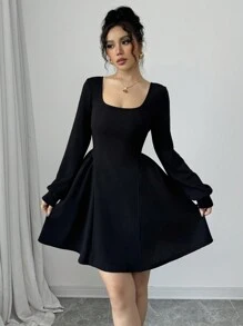 Rafferiza Vestido negro de manga larga mini con cuello cuadrado, cintura ceñida y fruncido lateral en forma de línea A - Negro - Ver 3