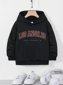 SHEIN 2 件套年轻男孩休闲字母图案宽松连帽衫和牛仔裤套装，适合秋冬季