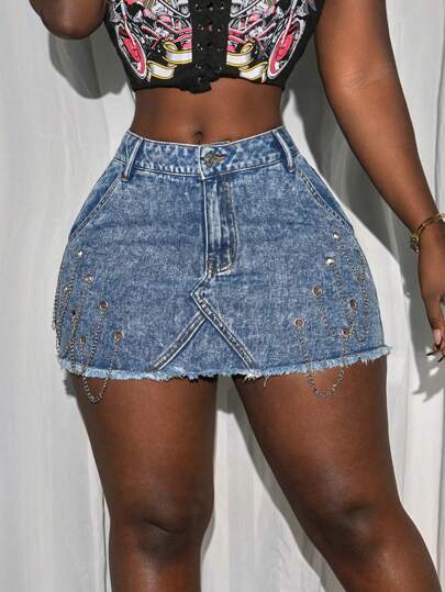 Slaydiva Falda de mezclilla entallada con estilo casual callejero, detalle de cadena con ojales y dobladillo crudo