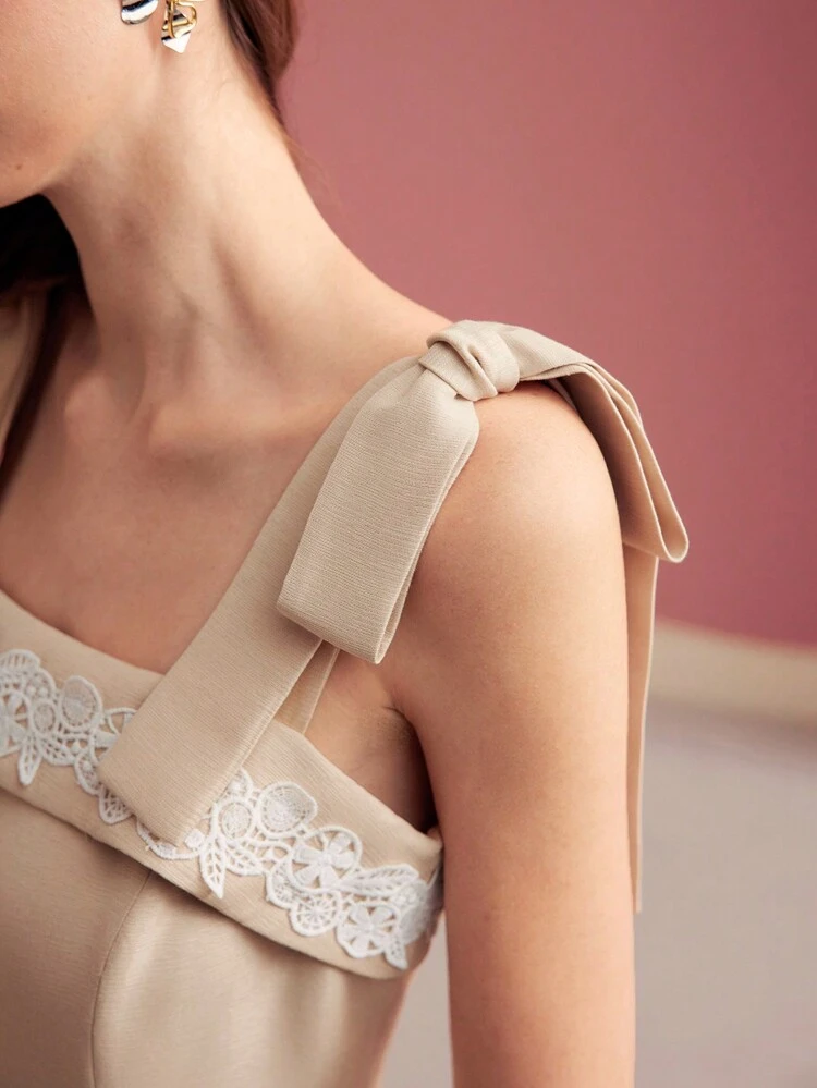 CONTRAST GUIPURE LACE KNOT SHOULDER DRESS