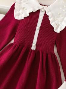 Robe-pull pour filles préadolescentes avec col oversize décoré de perles de faux, élégant et , couleur rouge angora à la mode, tissu doux et chaud. La conception côtelée ajustée ajoute de la sophistication, les couleurs contrastées et les perles de faux rehaussent la texture, convient pour un usage casual, les fêtes et les réunions de famille. Vivant et mignon, met en valeur les icônes de mode pour les filles.