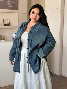 SHEIN EZwear Chaqueta vaquera casual de talla grande con botones y flecos efecto lavado de agua para otoño - Azul lavado medio - Ver 5