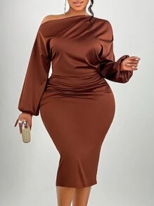 SOLERSUN Vestido ajustado de mujer de satén con cuello asimétrico, fruncido lateral y largo maxi, outfit de moda para mujer