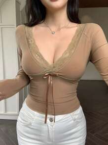 DAZY 度假风格蕾丝拼布深 V 领 3D 蝴蝶结长袖女式 T 恤，春季、秋季女装 - 駝色 - 查看 1