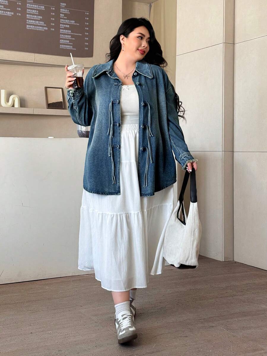 SHEIN EZwear Chaqueta vaquera casual de talla grande con botones y flecos efecto lavado de agua para otoño - Azul lavado medio - Ver 1