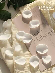 100 片人造酒红色玫瑰花瓣，用于浪漫装饰，非常适合婚礼、周年纪念日、情人节。优质丝绸般的材料，栩栩如生。营造梦幻迷人的氛围，非常适合 DIY 工艺品、桌面散布或摄影道具 - 白色 - 查看 2