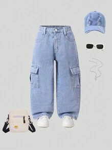 年輕女孩帶蓋口口袋的貨物褲