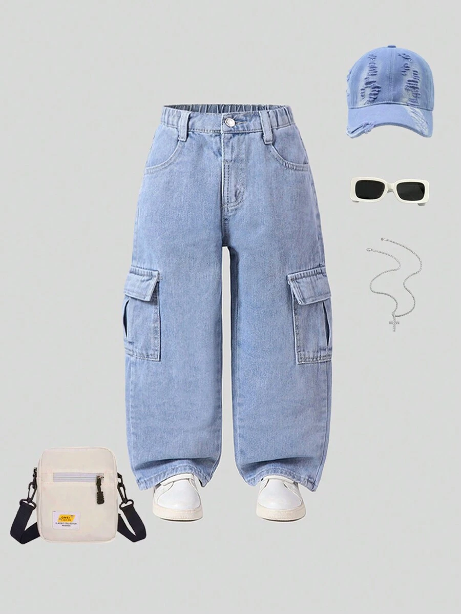 年輕女孩帶蓋口口袋的貨物褲