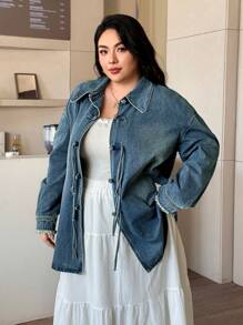 SHEIN EZwear Chaqueta vaquera casual de talla grande con botones y flecos efecto lavado de agua para otoño - Azul lavado medio - Ver 3