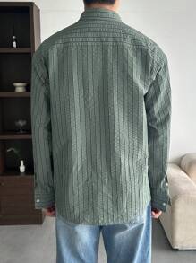 DAZY Camisa con textura de tela a rayas con bordado de letra pequeña para hombres