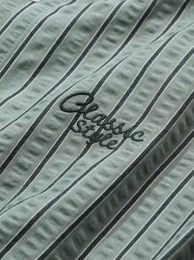 DAZY Camisa con textura de tela a rayas con bordado de letra pequeña para hombres