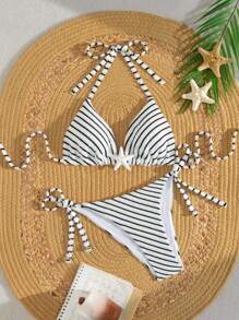 SHEIN Swim 2 قطعة من ملابس البحر النسائية، بنقشة شريطية وزخرفة نجوم البحر ، ملابس علوية حمالة رفيعة و سروال سباحة جانبي مربوط ، مجموعة بكيني رقيقة وجذابة - أبيض وأسود - مشاهدة 1