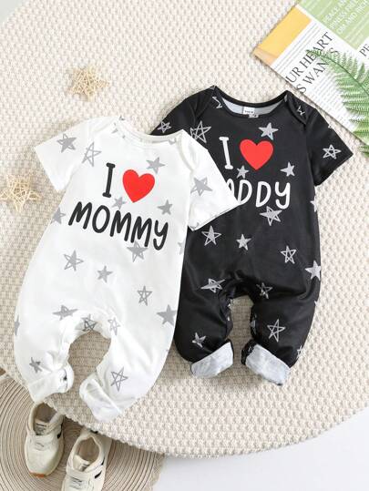 男女宝宝黑白爱心印花宽松圆领短袖连体衣两件套，适合居家、外出、情人节派对等场合。