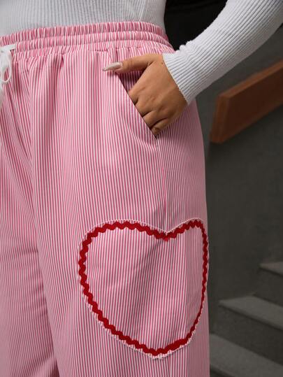 Calvaya Pantalones deportivos holgados de talla grande con estampado de corazón rojo 3D, parches y rayas, color rosa para el Día de los Enamorados