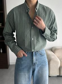 DAZY Camisa con textura de tela a rayas con bordado de letra pequeña para hombres