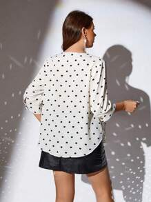 SHEIN Clasi Blus Ukuran Besar Motif Hati Leher V Trim Bergelombang Lengan Pendek, Untuk Musim Semi, Hari Valentine - MultiWarna - View 3